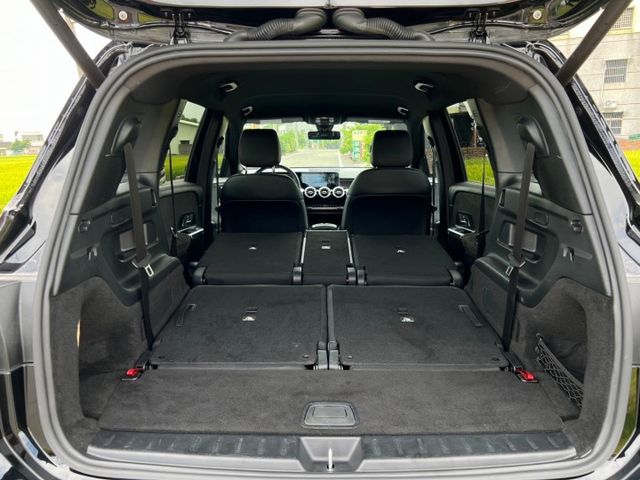 奶爸奶媽帶上阿公阿嬤 完美家庭用車｜AMG、摸門、免鑰匙、倒車顯影、雙液晶大螢幕、盲點、腳踢、四傳、64色氣氛燈  第17張相片