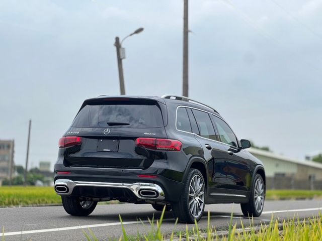 奶爸奶媽帶上阿公阿嬤 完美家庭用車｜AMG、摸門、免鑰匙、倒車顯影、雙液晶大螢幕、盲點、腳踢、四傳、64色氣氛燈  第18張相片