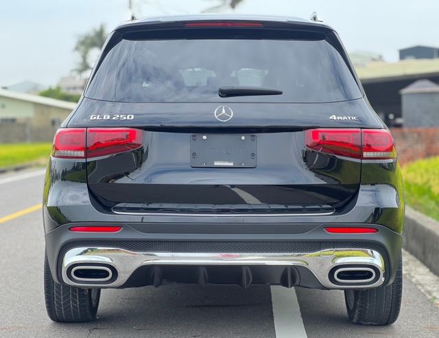 奶爸奶媽帶上阿公阿嬤 完美家庭用車｜AMG、摸門、免鑰匙、倒車顯影、雙液晶大螢幕、盲點、腳踢、四傳、64色氣氛燈  第19張相片