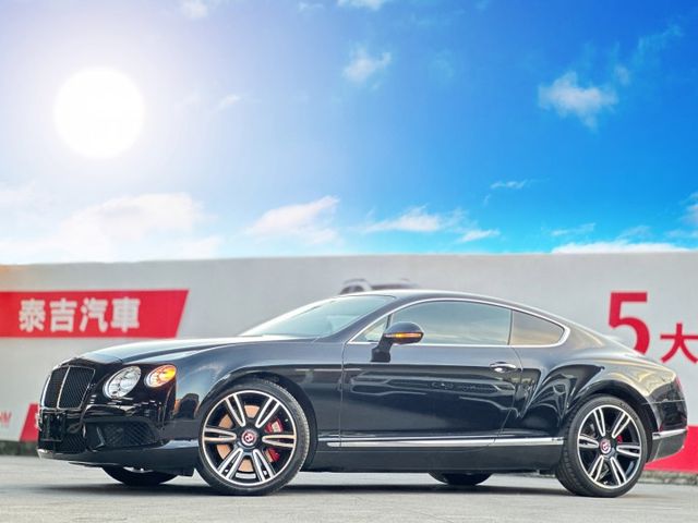 優雅永不過時｜V8聲浪 圓夢系列車款｜摸門、免鑰匙、前後雷達、倒車顯影、觸控大螢幕、電子懸吊、吸門、升降導流尾翼、電尾門  第1張相片