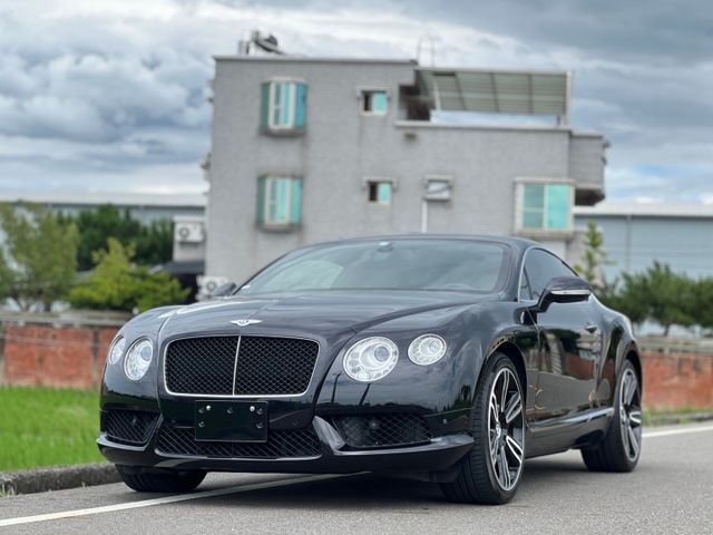 優雅永不過時｜V8聲浪 圓夢系列車款｜摸門、免鑰匙、前後雷達、倒車顯影、觸控大螢幕、電子懸吊、吸門、升降導流尾翼、電尾門  第2張相片