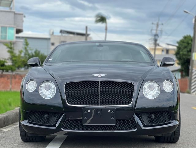 優雅永不過時｜V8聲浪 圓夢系列車款｜摸門、免鑰匙、前後雷達、倒車顯影、觸控大螢幕、電子懸吊、吸門、升降導流尾翼、電尾門  第3張相片