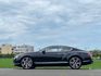 優雅永不過時｜V8聲浪 圓夢系列車款｜摸門、免鑰匙、前後雷達、倒車顯影、觸控大螢幕、電子懸吊、吸門、升降導流尾翼、電尾門  第5張縮圖