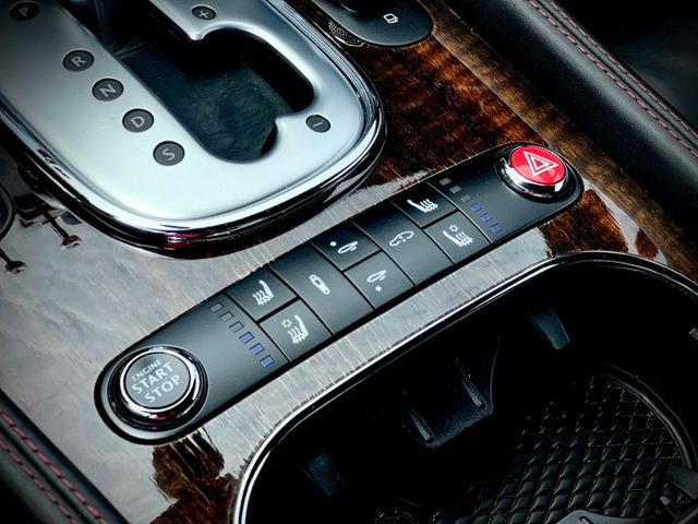 優雅永不過時｜V8聲浪 圓夢系列車款｜摸門、免鑰匙、前後雷達、倒車顯影、觸控大螢幕、電子懸吊、吸門、升降導流尾翼、電尾門  第10張相片
