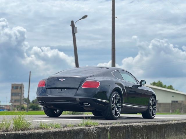 優雅永不過時｜V8聲浪 圓夢系列車款｜摸門、免鑰匙、前後雷達、倒車顯影、觸控大螢幕、電子懸吊、吸門、升降導流尾翼、電尾門  第15張相片