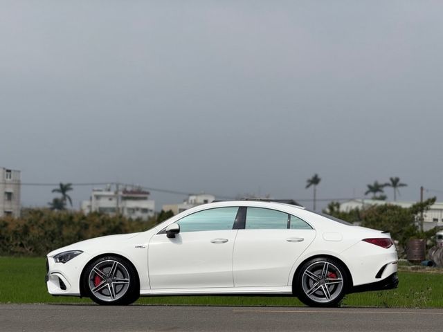 全球最強 2.0L渦輪增壓引擎 0-100km/h 僅需 4.0 秒｜ 限量韓規現車｜AMG紅卡鉗、U88方向盤旋鈕  第5張相片