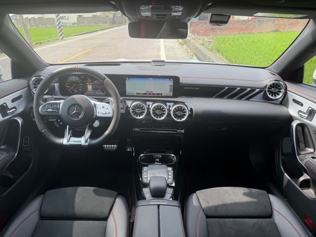 全球最強 2.0L渦輪增壓引擎 0-100km/h 僅需 4.0 秒｜ 限量韓規現車｜AMG紅卡鉗、U88方向盤旋鈕  第6張相片