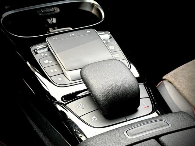 全球最強 2.0L渦輪增壓引擎 0-100km/h 僅需 4.0 秒｜ 限量韓規現車｜AMG紅卡鉗、U88方向盤旋鈕  第12張相片