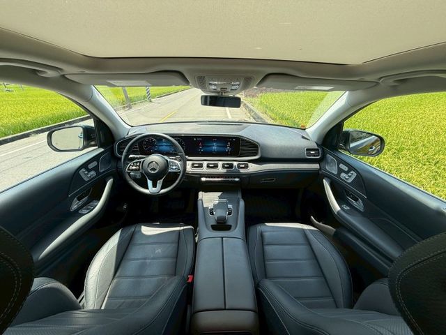 奶爸奶媽帶上阿公阿嬤 完美家庭用車｜接老闆 體面商務車｜摸門、免鑰匙、P20進階跟車、第二排電動椅、腳踢、電尾門  第4張相片
