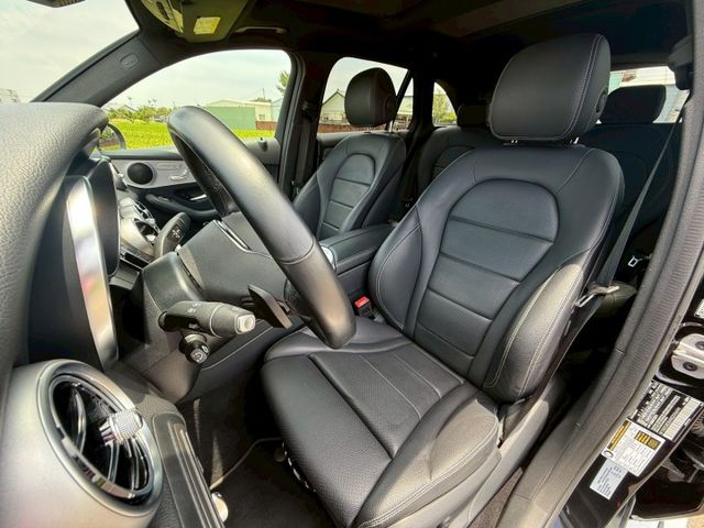 豪華配備一次到位｜開過回不去｜AMG夜色、摸門、免鑰匙、23P跟車系統、盲點、全景天窗、64色氣氛燈、電尾門、四傳  第8張相片