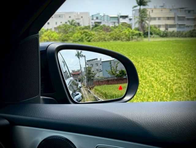 豪華配備一次到位｜開過回不去｜AMG夜色、摸門、免鑰匙、23P跟車系統、盲點、全景天窗、64色氣氛燈、電尾門、四傳  第11張相片