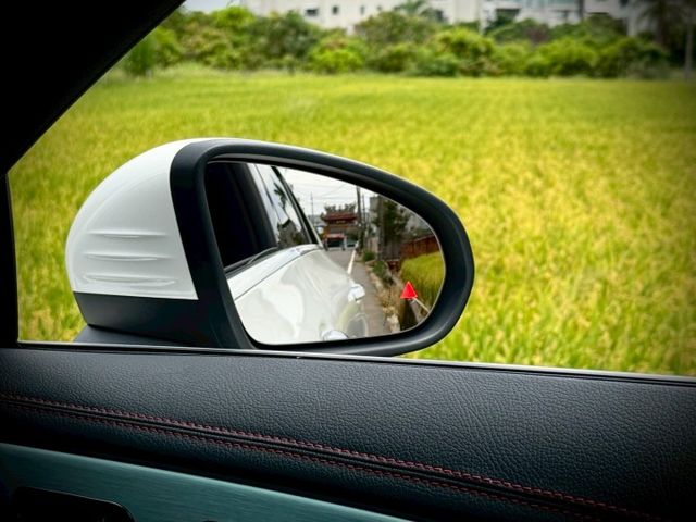 不只是轎跑，是目光焦點｜AMG、摸門、免鑰匙、盲點、全景天窗、手機無線充電、平把方向盤、四傳  第12張相片