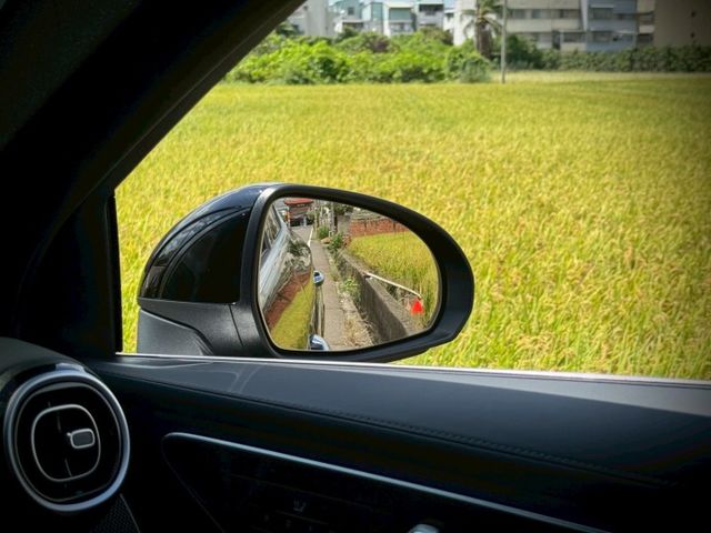 總代理｜超美掀背休旅車｜AMG、48V輕油電、摸門、LED頭燈、P20進階跟車系統、360環景、前後雷達、倒車顯影、腳踢  第12張相片