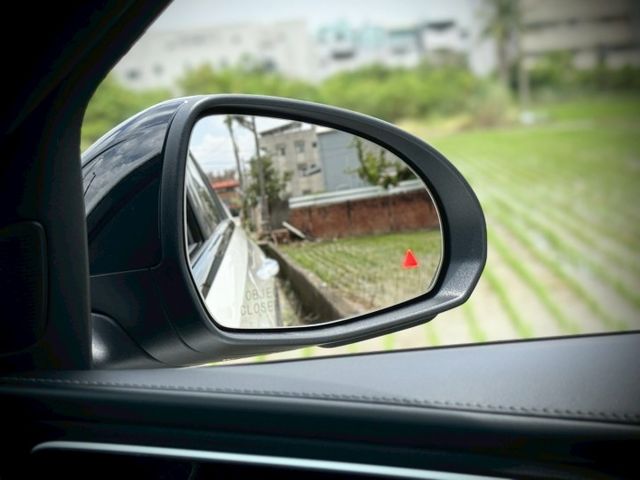 渦輪動力+智慧駕駛 出場自帶光芒｜AMG夜色、48V輕油電、LED魚眼頭燈、摸門、免鑰匙、ACC跟車  第12張相片