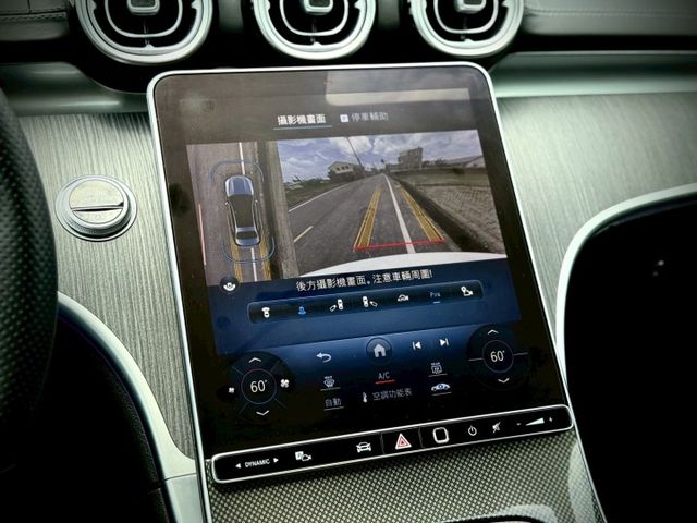 渦輪動力+智慧駕駛 出場自帶光芒｜AMG夜色、48V輕油電、LED魚眼頭燈、摸門、免鑰匙、ACC跟車  第14張相片