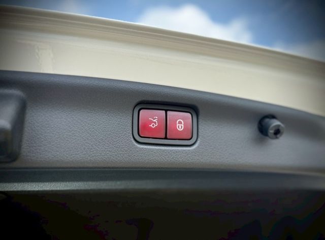 渦輪動力+智慧駕駛 出場自帶光芒｜AMG夜色、48V輕油電、LED魚眼頭燈、摸門、免鑰匙、ACC跟車  第17張相片