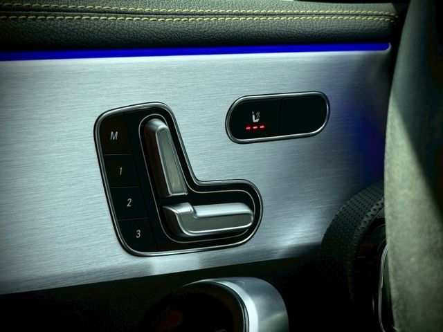 全球最強 2.0L渦輪增壓引擎 0-100km/h 僅需 4.0 秒｜ 限量韓規現車AMG紅卡鉗｜U88方向盤旋鈕  第13張相片