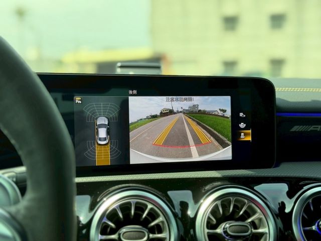 全球最強 2.0L渦輪增壓引擎 0-100km/h 僅需 4.0 秒｜ 限量韓規現車AMG紅卡鉗｜U88方向盤旋鈕  第15張相片