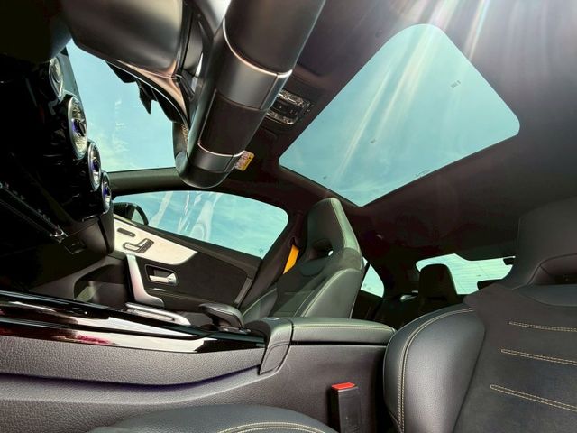 全球最強 2.0L渦輪增壓引擎 0-100km/h 僅需 4.0 秒｜ 限量韓規現車AMG紅卡鉗｜U88方向盤旋鈕  第16張相片