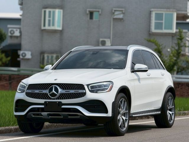 每天通勤的路，動力、舒適、科技一次到位｜AMG、摸門、免鑰匙、倒車顯影、、盲點、觸控大螢幕、數位儀表板、全景天窗、電動尾  第2張相片