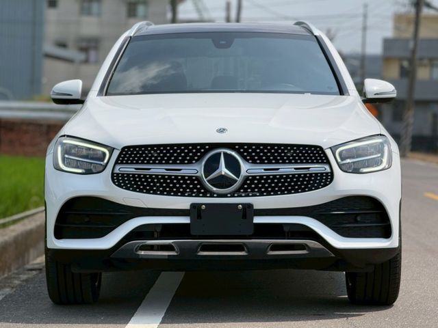 每天通勤的路，動力、舒適、科技一次到位｜AMG、摸門、免鑰匙、倒車顯影、、盲點、觸控大螢幕、數位儀表板、全景天窗、電動尾  第3張相片