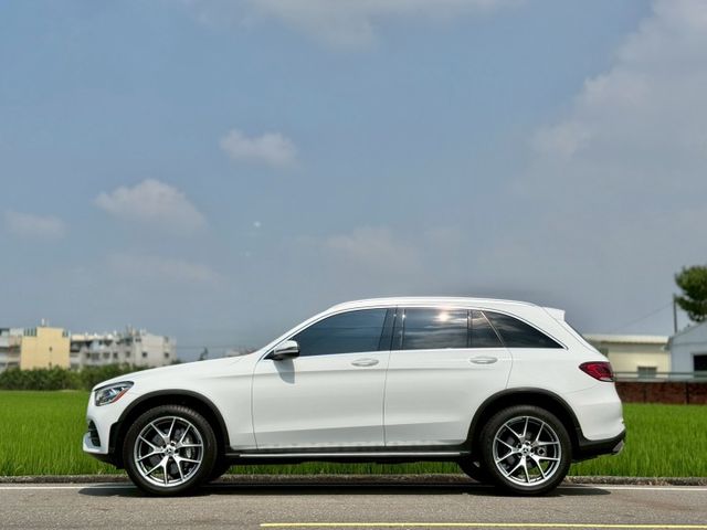 每天通勤的路，動力、舒適、科技一次到位｜AMG、摸門、免鑰匙、倒車顯影、、盲點、觸控大螢幕、數位儀表板、全景天窗、電動尾  第4張相片