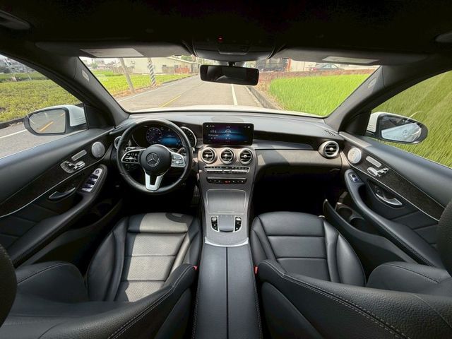 每天通勤的路，動力、舒適、科技一次到位｜AMG、摸門、免鑰匙、倒車顯影、、盲點、觸控大螢幕、數位儀表板、全景天窗、電動尾  第5張相片