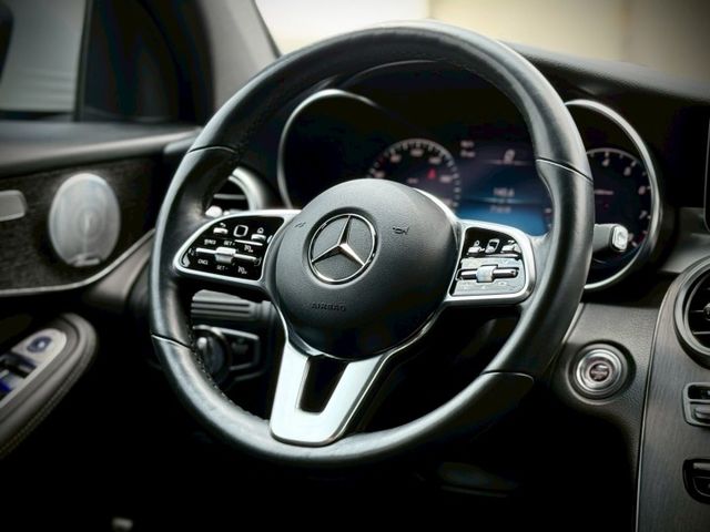 每天通勤的路，動力、舒適、科技一次到位｜AMG、摸門、免鑰匙、倒車顯影、、盲點、觸控大螢幕、數位儀表板、全景天窗、電動尾  第6張相片