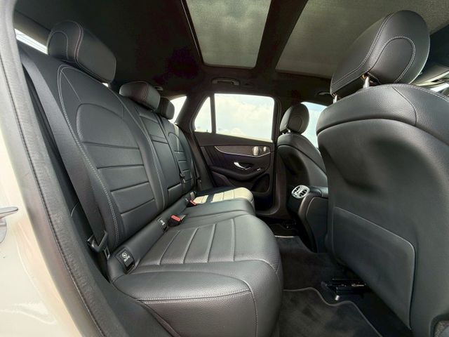 每天通勤的路，動力、舒適、科技一次到位｜AMG、摸門、免鑰匙、倒車顯影、、盲點、觸控大螢幕、數位儀表板、全景天窗、電動尾  第8張相片