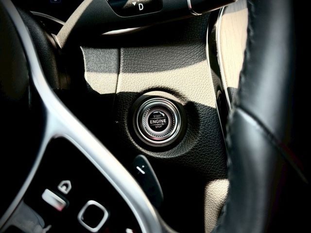 每天通勤的路，動力、舒適、科技一次到位｜AMG、摸門、免鑰匙、倒車顯影、、盲點、觸控大螢幕、數位儀表板、全景天窗、電動尾  第9張相片