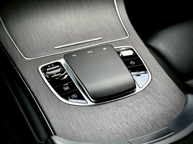 每天通勤的路，動力、舒適、科技一次到位｜AMG、摸門、免鑰匙、倒車顯影、、盲點、觸控大螢幕、數位儀表板、全景天窗、電動尾  第10張相片