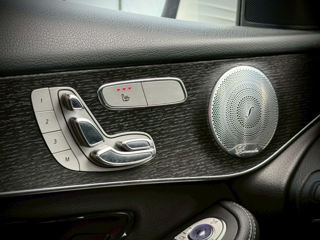 每天通勤的路，動力、舒適、科技一次到位｜AMG、摸門、免鑰匙、倒車顯影、、盲點、觸控大螢幕、數位儀表板、全景天窗、電動尾  第11張相片