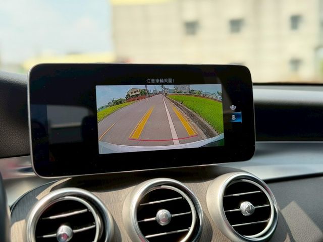 每天通勤的路，動力、舒適、科技一次到位｜AMG、摸門、免鑰匙、倒車顯影、、盲點、觸控大螢幕、數位儀表板、全景天窗、電動尾  第12張相片