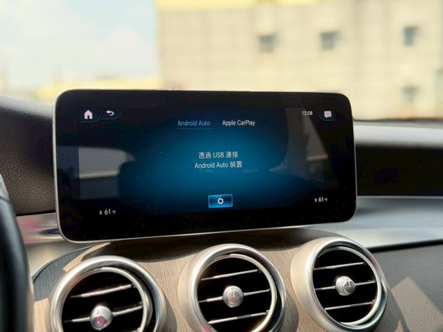 每天通勤的路，動力、舒適、科技一次到位｜AMG、摸門、免鑰匙、倒車顯影、、盲點、觸控大螢幕、數位儀表板、全景天窗、電動尾  第13張相片