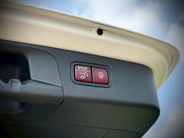 每天通勤的路，動力、舒適、科技一次到位｜AMG、摸門、免鑰匙、倒車顯影、、盲點、觸控大螢幕、數位儀表板、全景天窗、電動尾  第15張相片