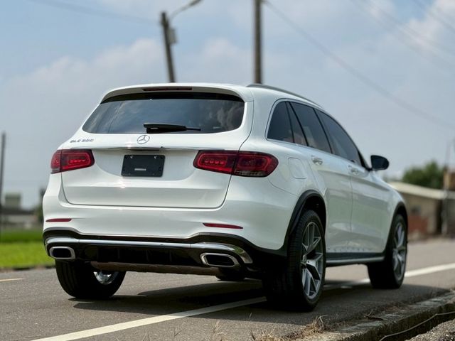 每天通勤的路，動力、舒適、科技一次到位｜AMG、摸門、免鑰匙、倒車顯影、、盲點、觸控大螢幕、數位儀表板、全景天窗、電動尾  第16張相片