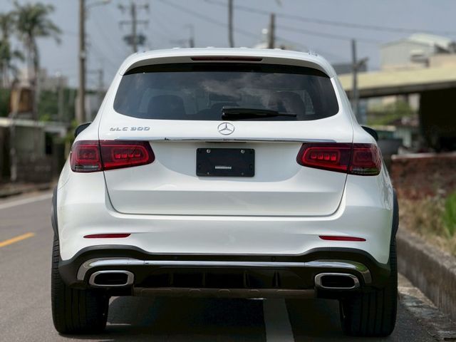 每天通勤的路，動力、舒適、科技一次到位｜AMG、摸門、免鑰匙、倒車顯影、、盲點、觸控大螢幕、數位儀表板、全景天窗、電動尾  第17張相片