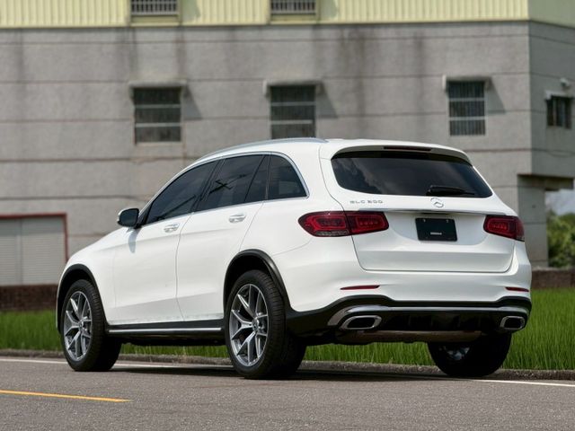 每天通勤的路，動力、舒適、科技一次到位｜AMG、摸門、免鑰匙、倒車顯影、、盲點、觸控大螢幕、數位儀表板、全景天窗、電動尾  第18張相片