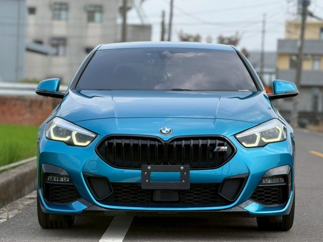 雙門的線條 線條的實用｜藍得剛剛好｜M-Sport套件、摸門、免鑰匙、LED魚眼頭燈、ACC跟車系統、5AS  第3張相片