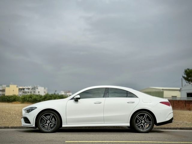 最美無邊框轎跑｜小姐姐的最愛｜AMG、摸門、免鑰匙、車道維持、前後雷達、倒車顯影、盲點、全景天窗  第4張相片