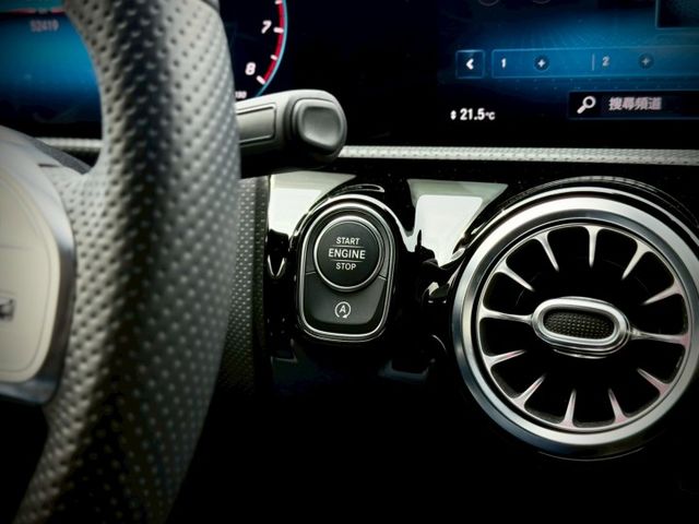 最美無邊框轎跑｜小姐姐的最愛｜AMG、摸門、免鑰匙、車道維持、前後雷達、倒車顯影、盲點、全景天窗  第10張相片