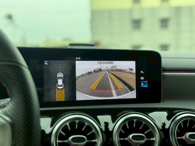 最美無邊框轎跑｜小姐姐的最愛｜AMG、摸門、免鑰匙、車道維持、前後雷達、倒車顯影、盲點、全景天窗  第13張相片