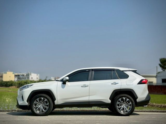 好開好養好省油　通勤、家庭出遊都適合｜摸門、免鑰匙、魚眼頭燈、ACC、LTA車道維持、後雷達、觸控螢幕、後座出風口  第5張相片