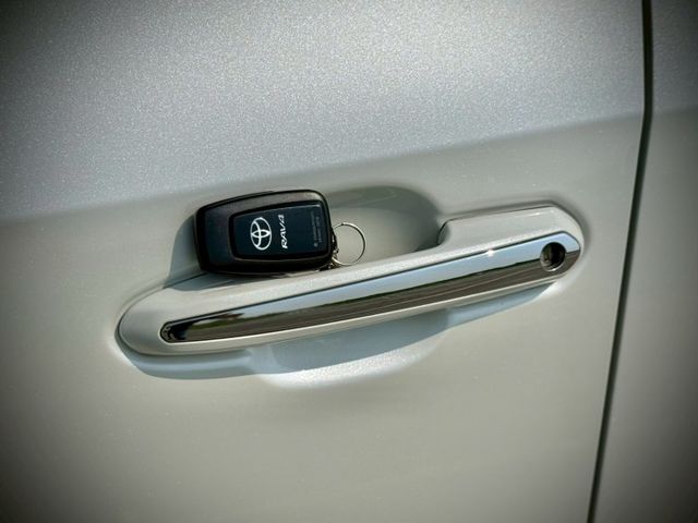 好開好養好省油　通勤、家庭出遊都適合｜摸門、免鑰匙、魚眼頭燈、ACC、LTA車道維持、後雷達、觸控螢幕、後座出風口  第11張相片