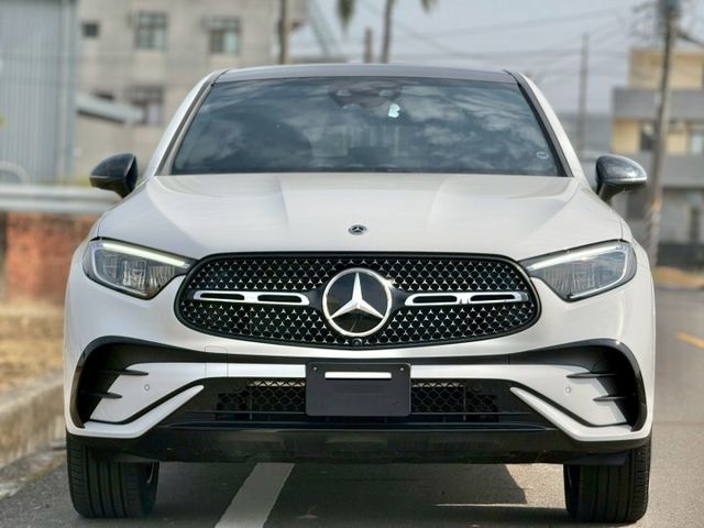 全新車｜AMG夜色、摸門、免鑰匙、P20進階跟車、車道維持、360環景、前後雷達、倒車顯影、盲點、柏林、腳踢  第3張相片