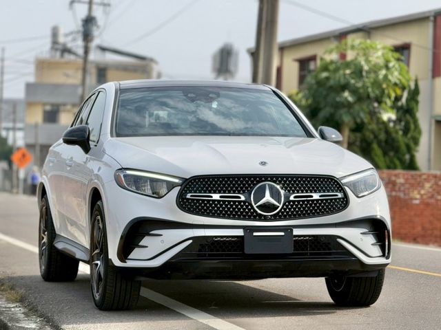 全新車｜AMG夜色、摸門、免鑰匙、P20進階跟車、車道維持、360環景、前後雷達、倒車顯影、盲點、柏林、腳踢  第4張相片