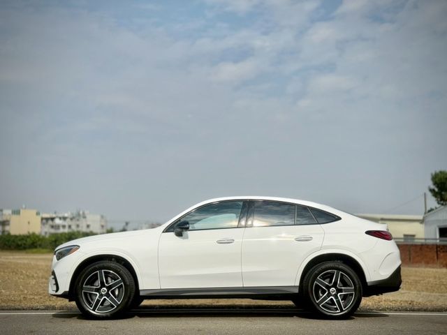 全新車｜AMG夜色、摸門、免鑰匙、P20進階跟車、車道維持、360環景、前後雷達、倒車顯影、盲點、柏林、腳踢  第5張相片