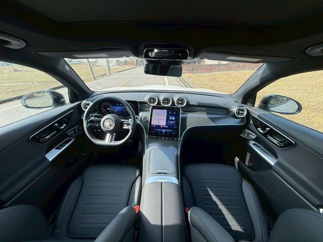 全新車｜AMG夜色、摸門、免鑰匙、P20進階跟車、車道維持、360環景、前後雷達、倒車顯影、盲點、柏林、腳踢  第6張相片