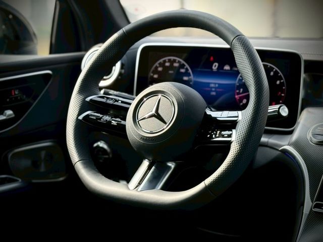 全新車｜AMG夜色、摸門、免鑰匙、P20進階跟車、車道維持、360環景、前後雷達、倒車顯影、盲點、柏林、腳踢  第7張相片