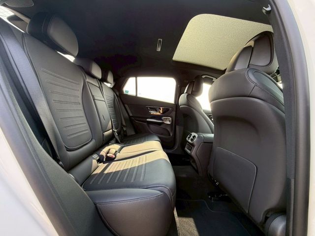 全新車｜AMG夜色、摸門、免鑰匙、P20進階跟車、車道維持、360環景、前後雷達、倒車顯影、盲點、柏林、腳踢  第9張相片